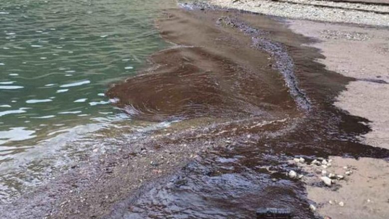 Sasi të mazutit përfundojnë në Liqenin e Dibrës