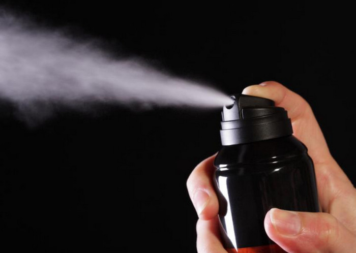 A i lejohet femrës të vërë deodorant për sqetulla?