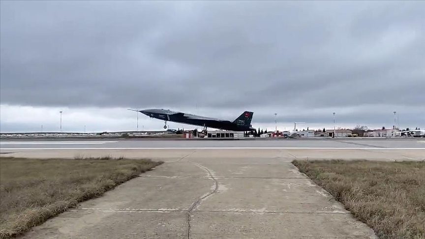 Avioni i parë luftarak pa pilot i Türkiye-s “Bayraktar Kızılelma” teston shkëputjen nga toka