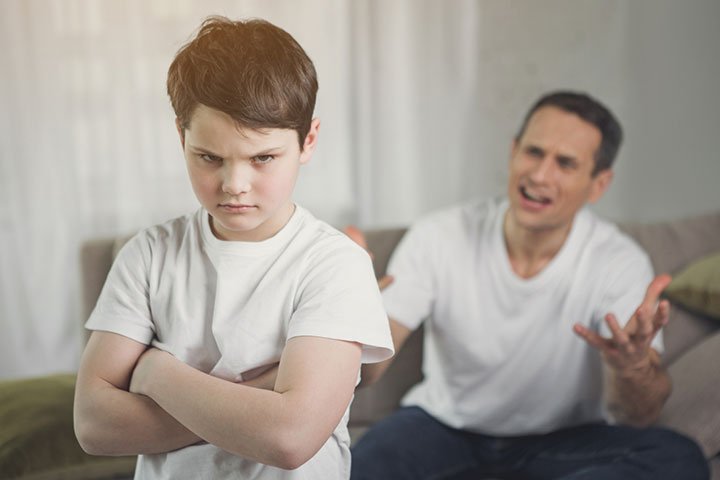 Si duhet të sillet familja me një djalë të pabindur?